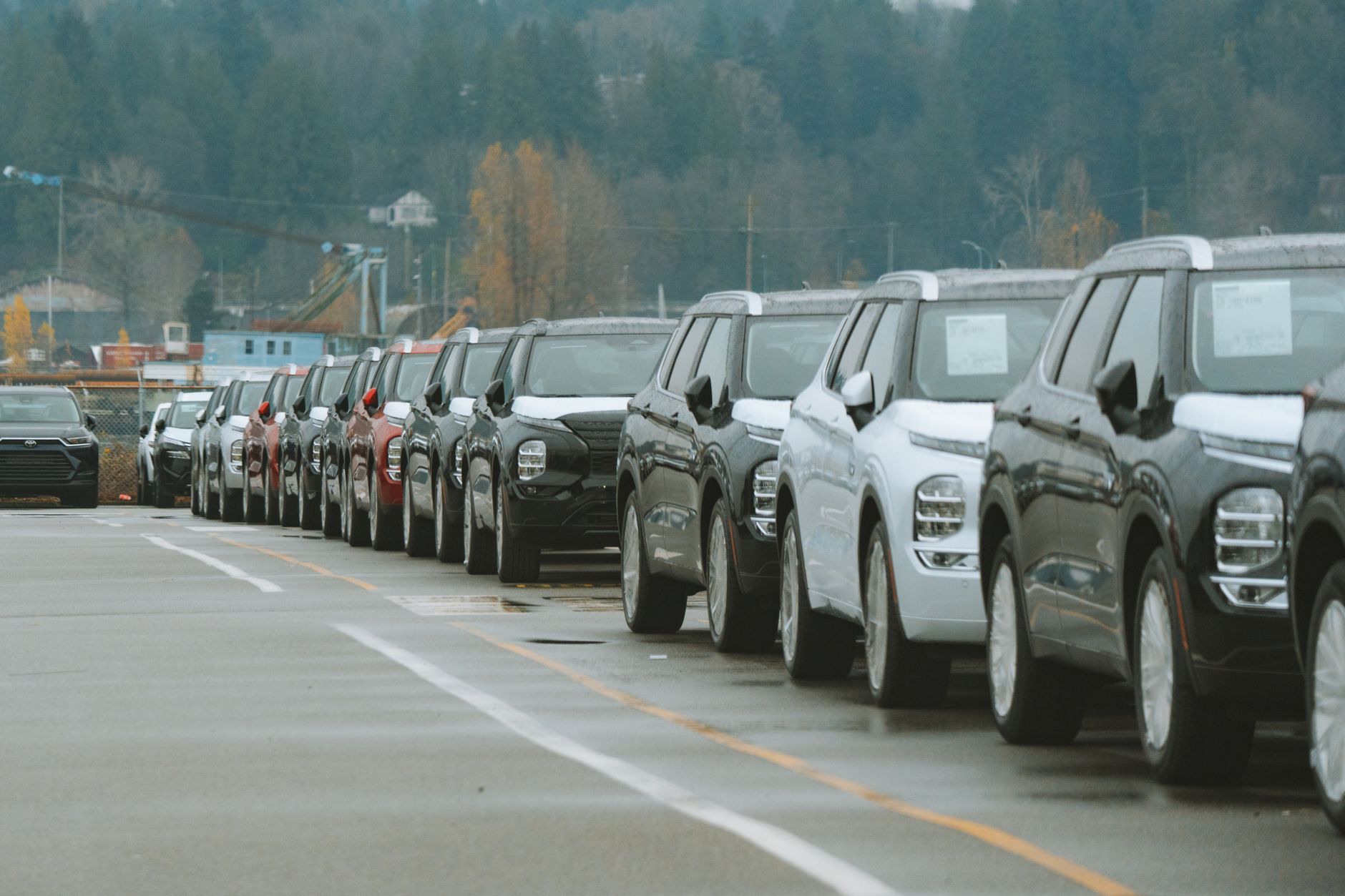 Gepflegte Gebrauchtwagen auf dem Hof eines Autohändlers.